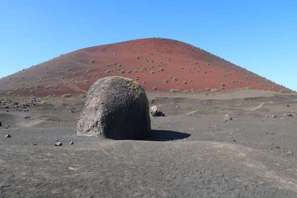 Bomba volcánica y Caldera Colorada en el Parque Natural de los Volcanes de Lanzarote