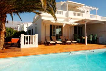 Terraza de casa de lujo Estaño en alquiler con piscina privada y hamacas