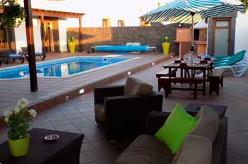 Sillones y piscina en Villa La Isabella en Playa Blanca