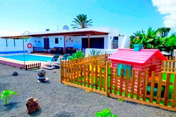 Villa Raima en Playa Blanca con piscina privada y parque infantil para niños