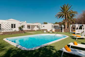 Villa con piscina Lanzasuites en Playa Blanca