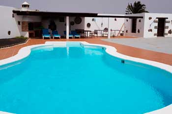 Casa canaria con piscina privada en Tinajo, Villa Eva